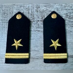 Vanguard Pair of new hard shoulder straps for the US Navy Length: 5 1/2 inches